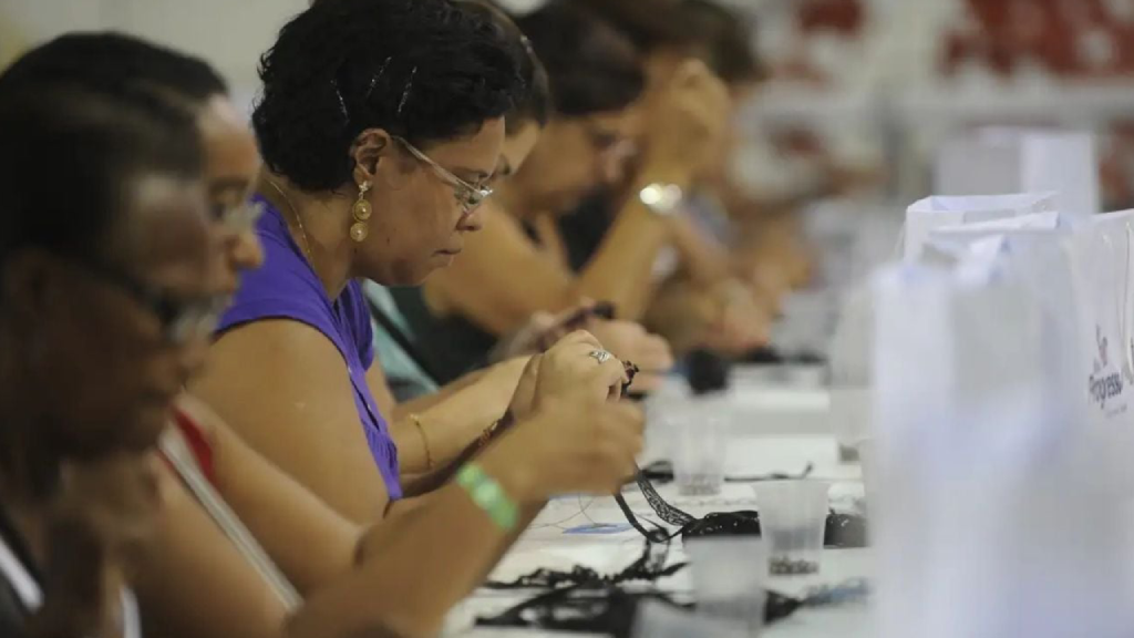 Retrato da mulher que trabalha no ES: mais estudo, menos salário e maioria em serviços