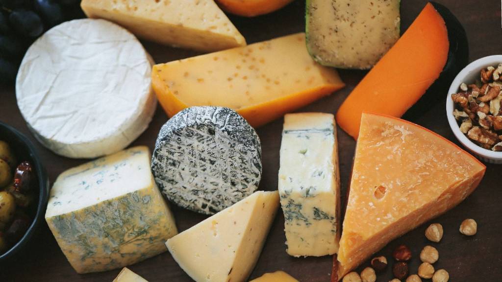 Queijo ajuda a controlar a glicemia? Veja quais escolher