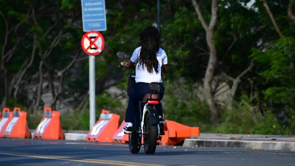 Câmara de Vitória proíbe bike elétrica para menores de 16 anos e obriga uso de capacete