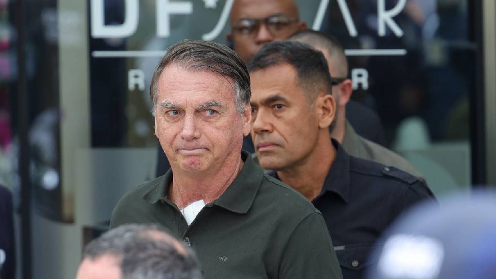 Bolsonaro tem “melhora importante”, mas ainda sem previsão de deixar a UTI, diz hospital