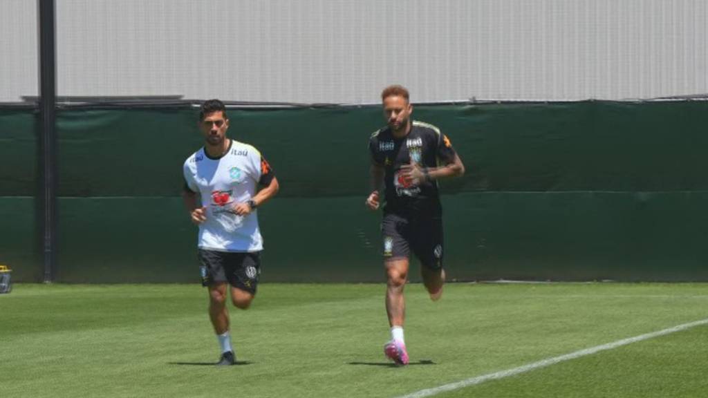 Neymar treina pela primeira vez no campo com a Seleção na Copa