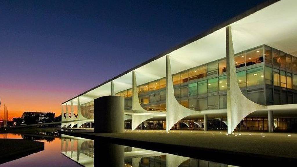 Brasil diz que novo tarifaço é “marco lastimável” e que usará reciprocidade