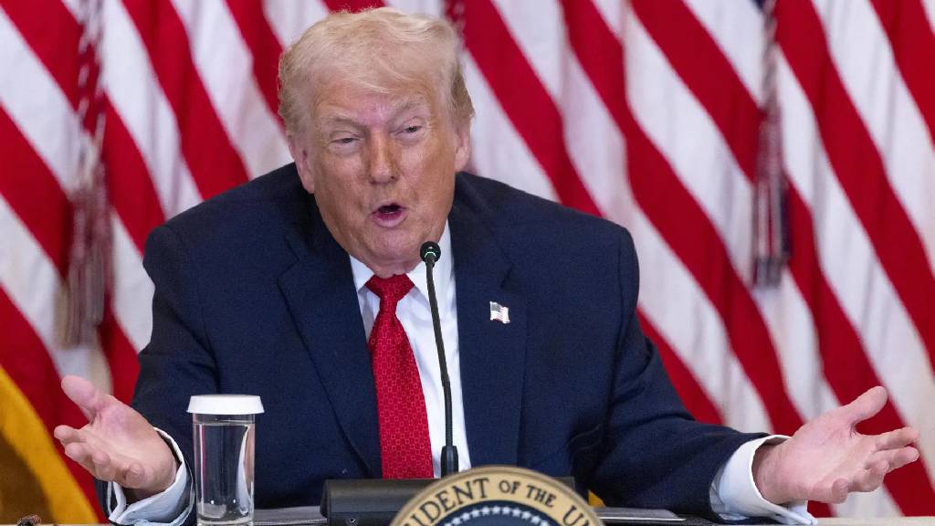 Trump ataca veto a data centers em Nova York e diz que China ganhará a corrida da IA