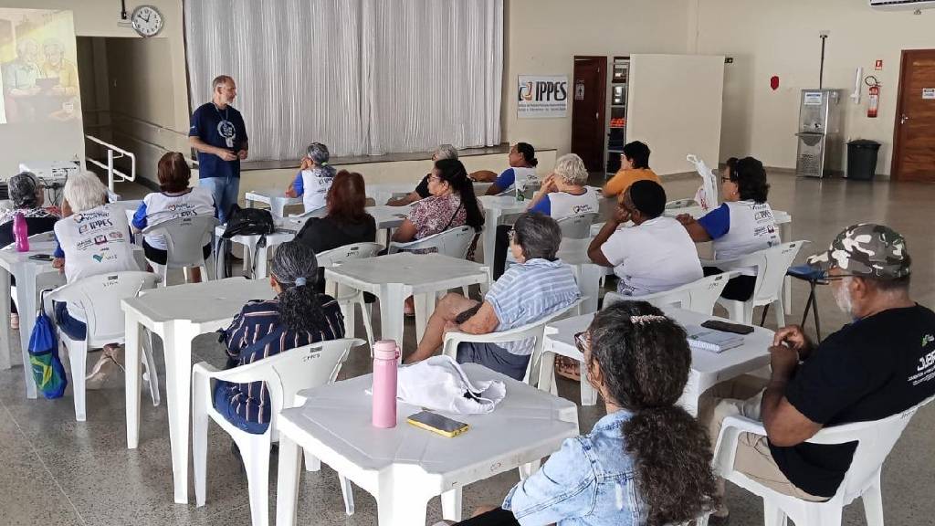 Idosos do CCI participam de curso de tecnologia promovido pela prefeitura em parceria com o Senac
