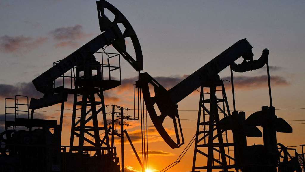 Petróleo atinge maior patamar em um mês com redução do tráfego em Ormuz