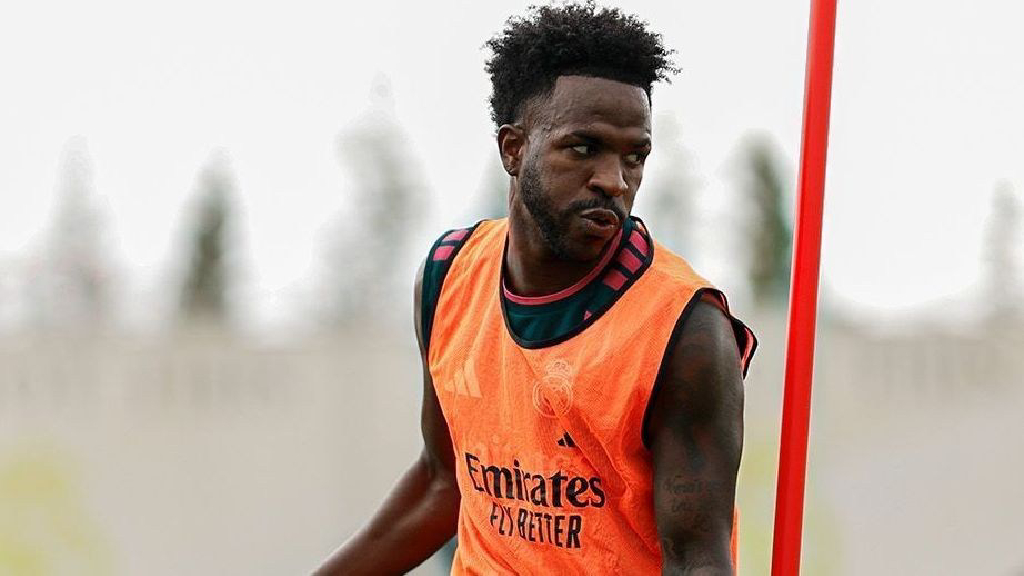 Vini Jr desembarca na Espanha para definir seu futuro no Real Madrid