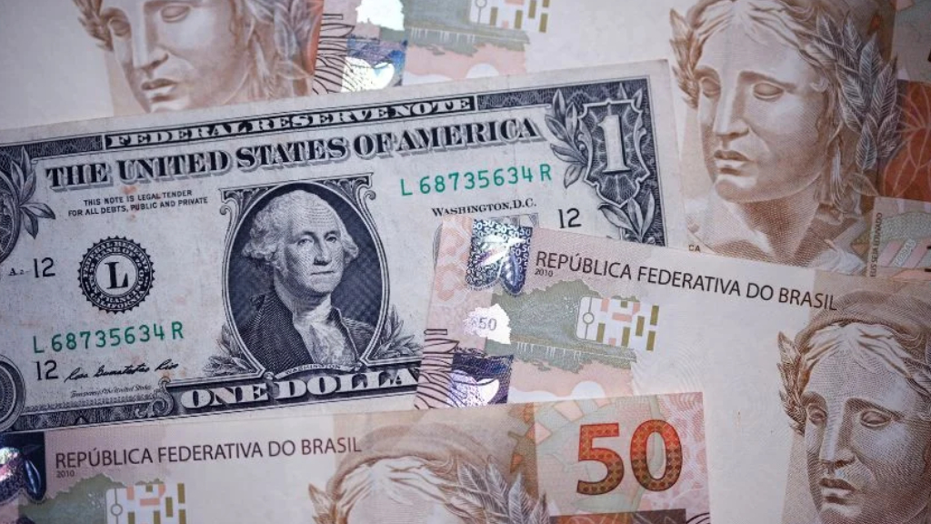 Dólar abre em queda, à espera de decisões de juros e de olho no petróleo