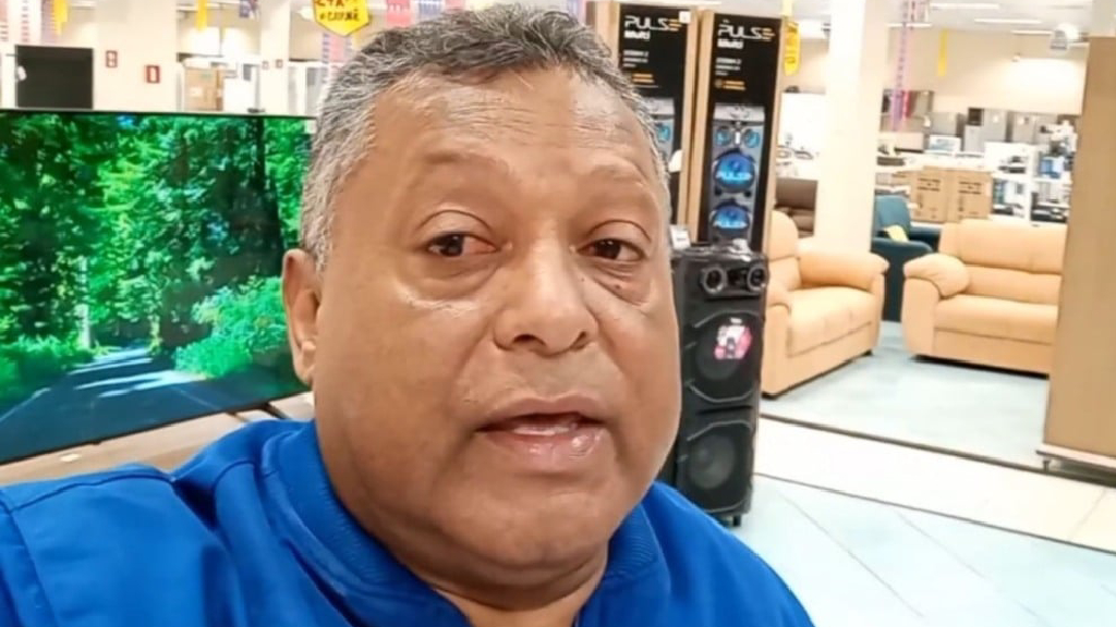 “Foi daqui que criei meus filhos”: funcionário chora ao ser demitido da Casas Bahia após 21 anos
