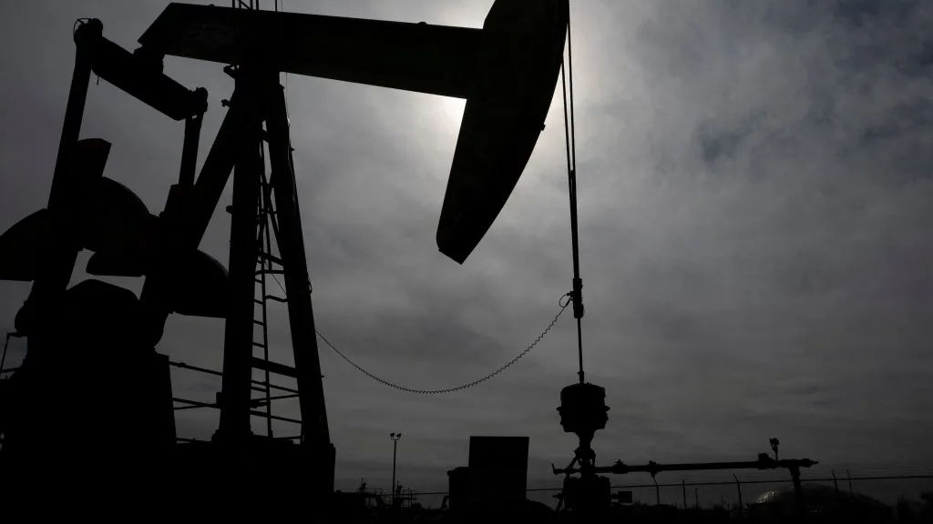Petróleo cai apesar de novas sanções dos EUA ao Irã e baixo fluxo em Ormuz
