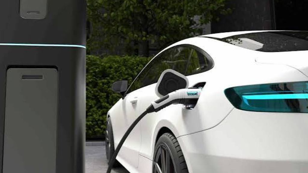 Mercado acelera: elétricos e híbridos dobram participação nas vendas